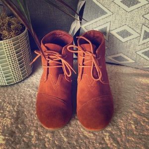 Tom’s Desert Wedge Bootie in Cognac Brown Size 9.5
